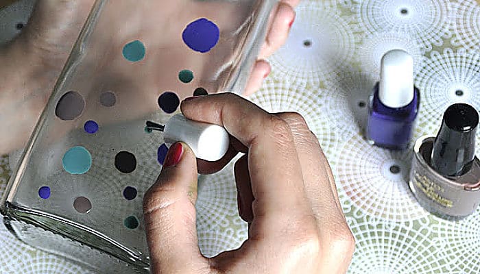 Botellas de cristal pintada con esmalte de uña