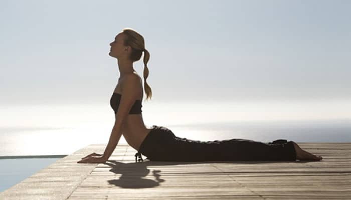 Postura de cobra ejercicios de yoga para adelgazar