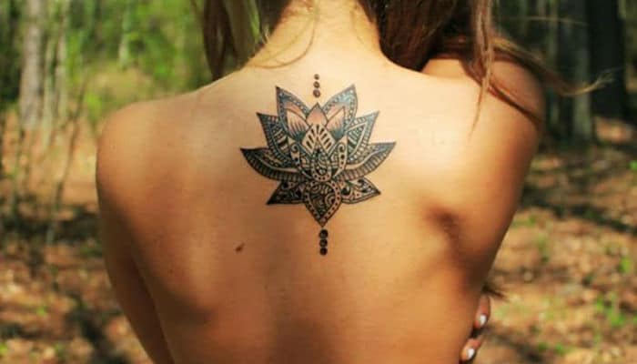 Tatuajes de flor en la espalda