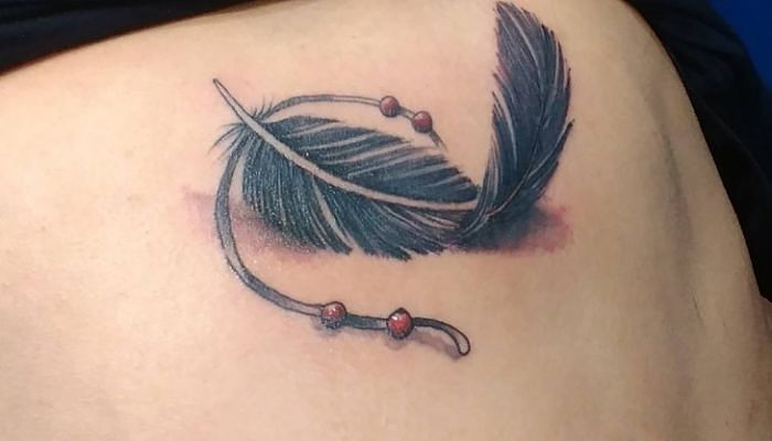 Tatuajes de pluma en la espalda