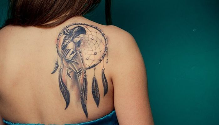 Tatuajes de recolectores de sueños en la espalda