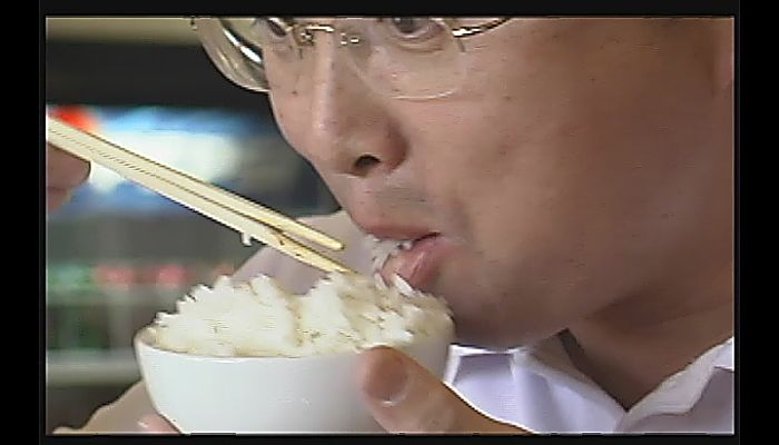 Como comer arroz con palillos