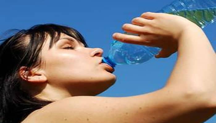En la dieta de 2000 calorías recomienda tomar abundante agua