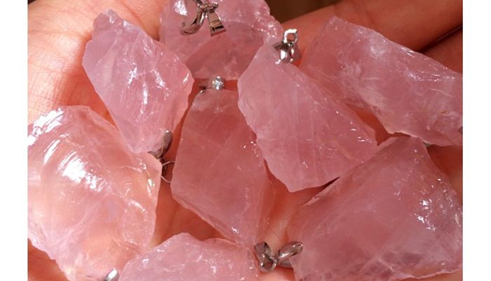 Piedras cuarzo rosa de los chakras
