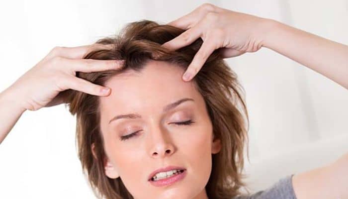 Masajear el cuero cabelludo con el bicarbonato de sodio ayuda a eliminar el color del pelo