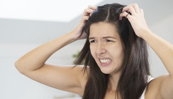 ¿Qué causa la picazón del cuero cabelludo? 3 condiciones posibles
