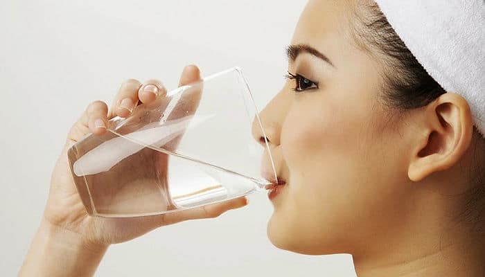 Beber agua ayuda a reemplazar el líquido perdido de los sofocos que causa la menopausia
