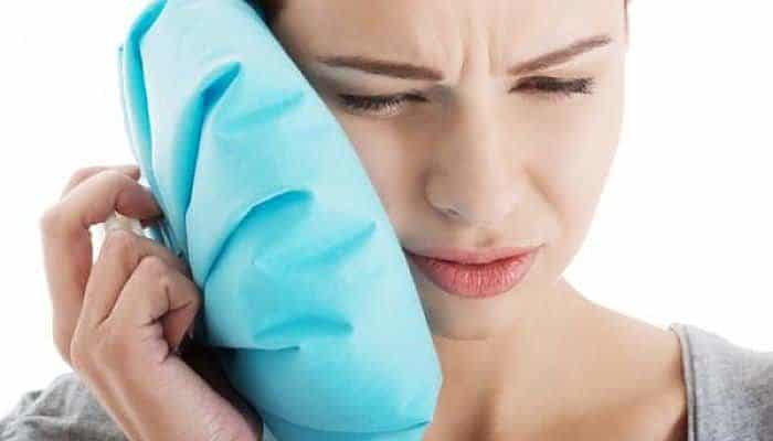 La aplicación de calor a la oreja con la infección proporciona alivio del dolor
