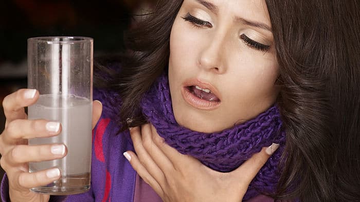 La gárgara de agua con sal es bueno para el tratamiento de los ganglios linfáticos inflamados en el cuello y la garganta