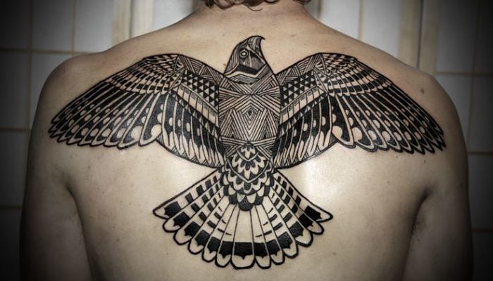Tatuajes de aves en la espalda