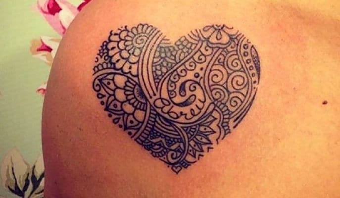 Tatuajes de corazón en la espalda