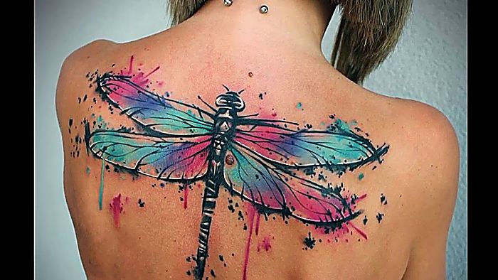 Tatuajes de Libélulas en la espalda