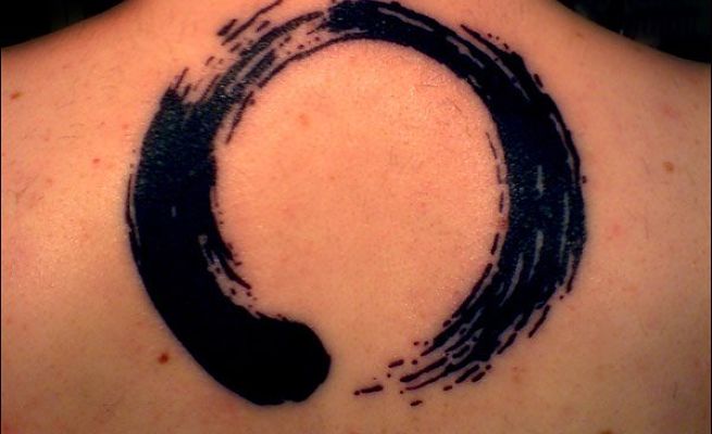Tatuajes de círculo zen en la espalda