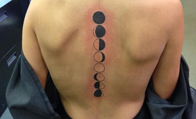 Tatuajes de luna en la espalda