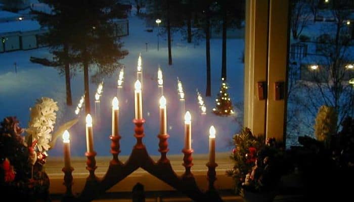 Navidad en francia , velas fuera de las ventanas para mostrar su agradecimiento a la Virgen María.