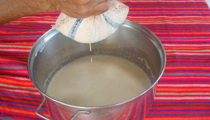 Uno de los pasos para hacer la leche de soja es colar el líquido de los frijoles 