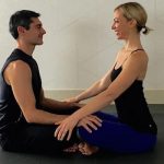 Posturas de yoga en pareja centrado