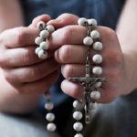 cómo rezar el rosario