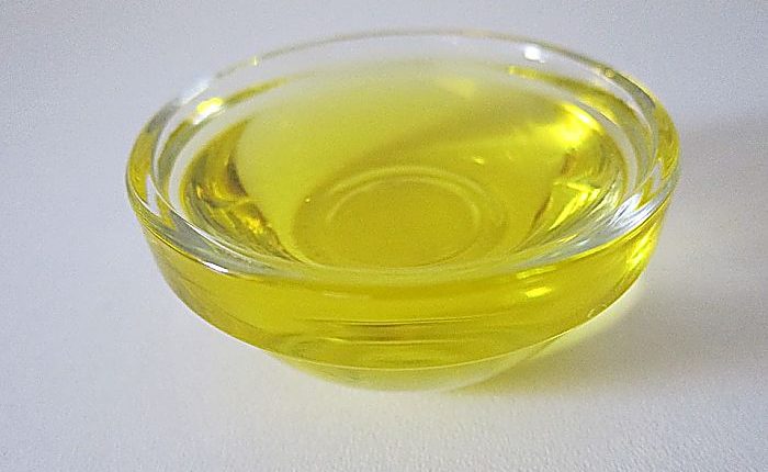 El aceite de ricino es otro de los remedios caseros para deshacerse de los lunares ya que ayuda a eliminar las verrugas