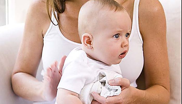 Después de alimentar al bebé, es importante hacerle eructar. Ayuda a liberar el gas y evitar que el aire se atrape en los intestinos.