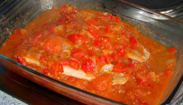 Pescado al horno con tomate y hierbas