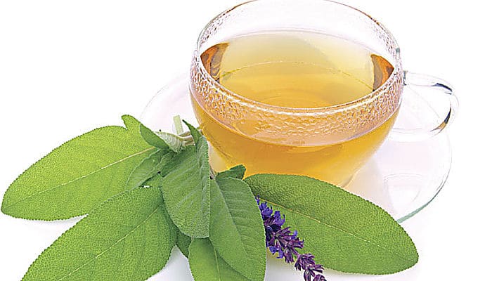 El té de salvia y el té verde tienen grandes efectos sobre  la sudoración excesiva en las axilas
