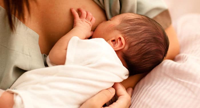 La leche materna tiene propiedades antibacterianas y curativas que ayudan a tratar el dolor en el pezón