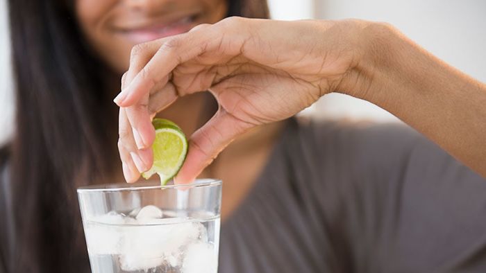 Otro excelente remedio para la deshidratación es el agua de limón