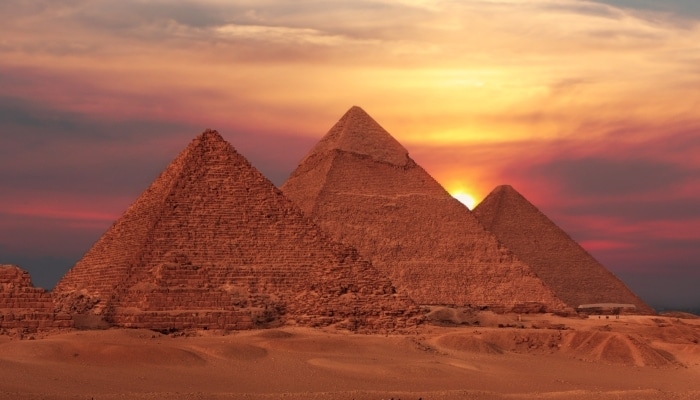 las pirámides egipto en el atardecer