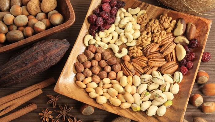 Las nueces de todas las variedades son altas en ácidos  grasos monoinsaturados, que son las grasas "beneficiosas" en nuestra dieta. 