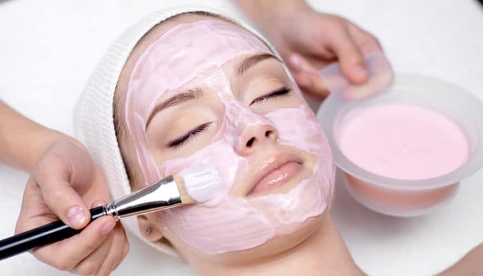 Máscara facial ayuda a eliminar las toxinas, limpia los poros de la piel y elimina las células muertas de la piel con eficacia.