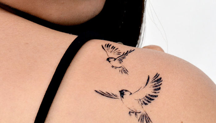 Otra idea de tatuaje para los adolescentes es la silueta encantadora de pájaros en el movimiento. 