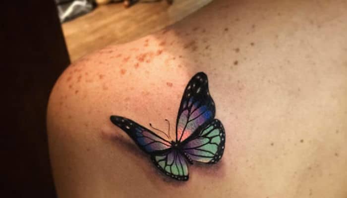 La mariposa es un diseño clásico del tatuaje de los adolescentes especialmente para las muchachas