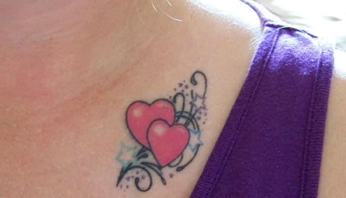 Los corazones son un símbolo del amor. Así que deja que tu hijo muestre su lado romántico con este simple tatuaje de corazón.