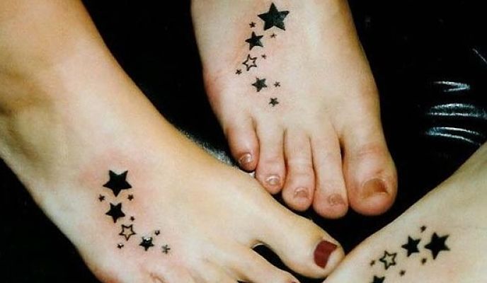 Un tatuaje esparcido con estrella en el pie es uno de los diseños más hippie para que su adolescente puede hacer alarde.