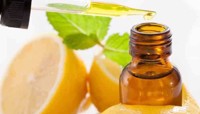 El aceite de limón es otro de los  aceites esenciales para eliminar el hongo de las uñas de los pies 