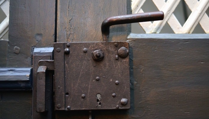 abrir una puerta sin llave